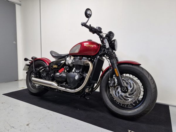 TRIUMPH BONNEVILLE BOBBER 1200 GOLD LINE Edition – Image 3