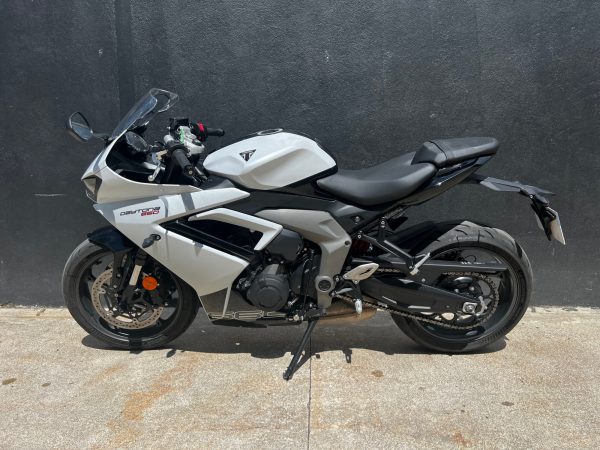 TRIUMPH DAYTONA 660 - Eligible A2 – Image 3