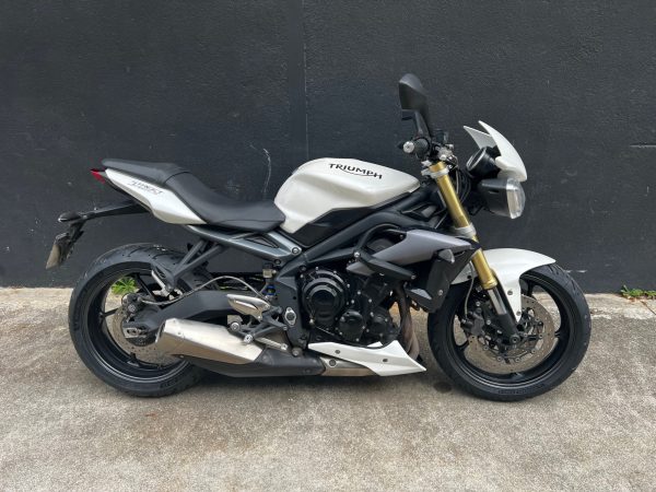 TRIUMPH STREET TRIPLE 675 – Image 2