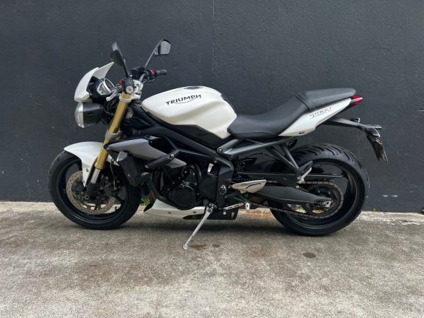 TRIUMPH STREET TRIPLE 675 – Image 3