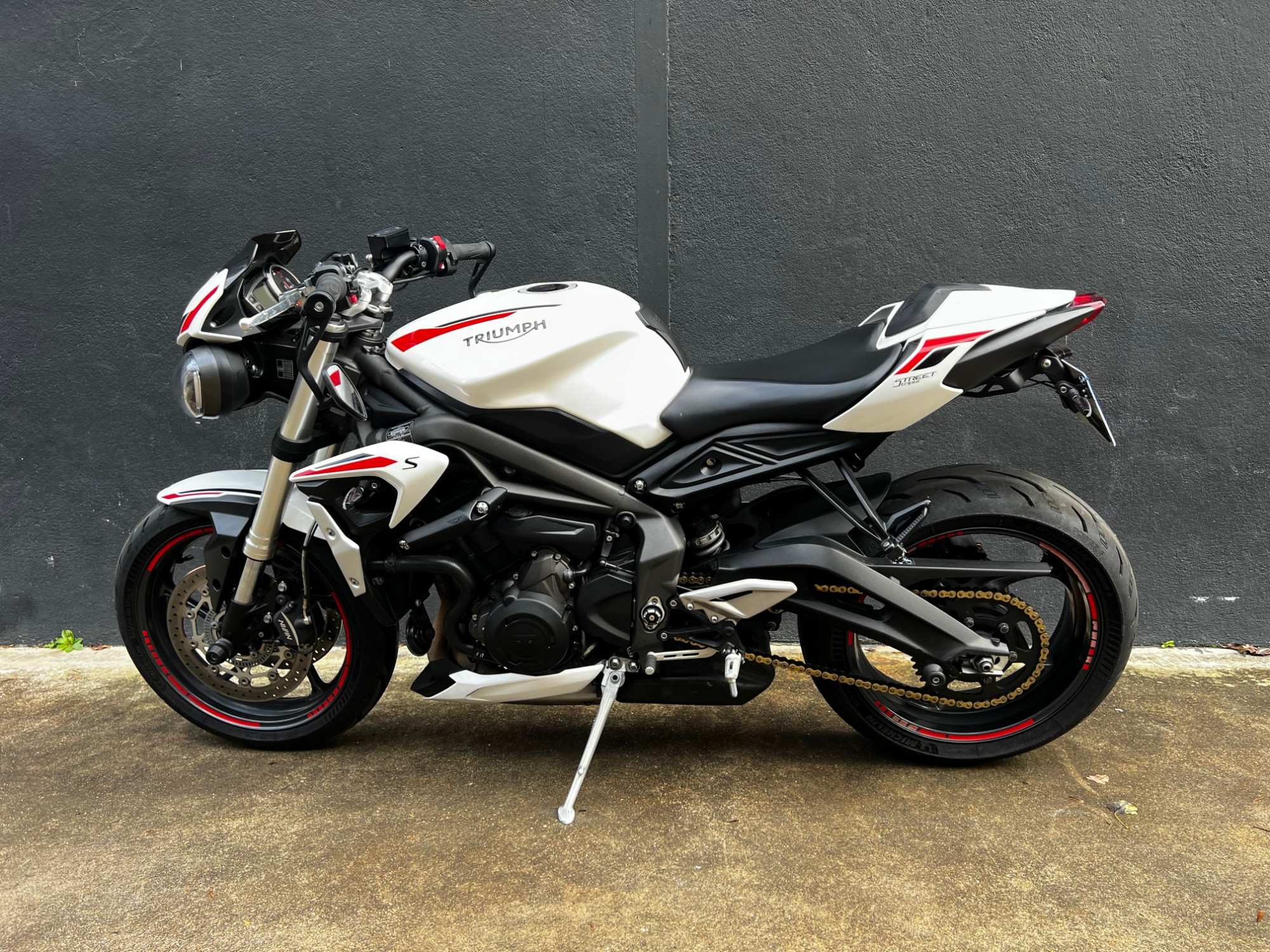 TRIUMPH STREET TRIPLE 660 S - ELIGIBLE A2 – Image 3