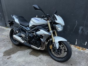 TRIUMPH STREET TRIPLE 675