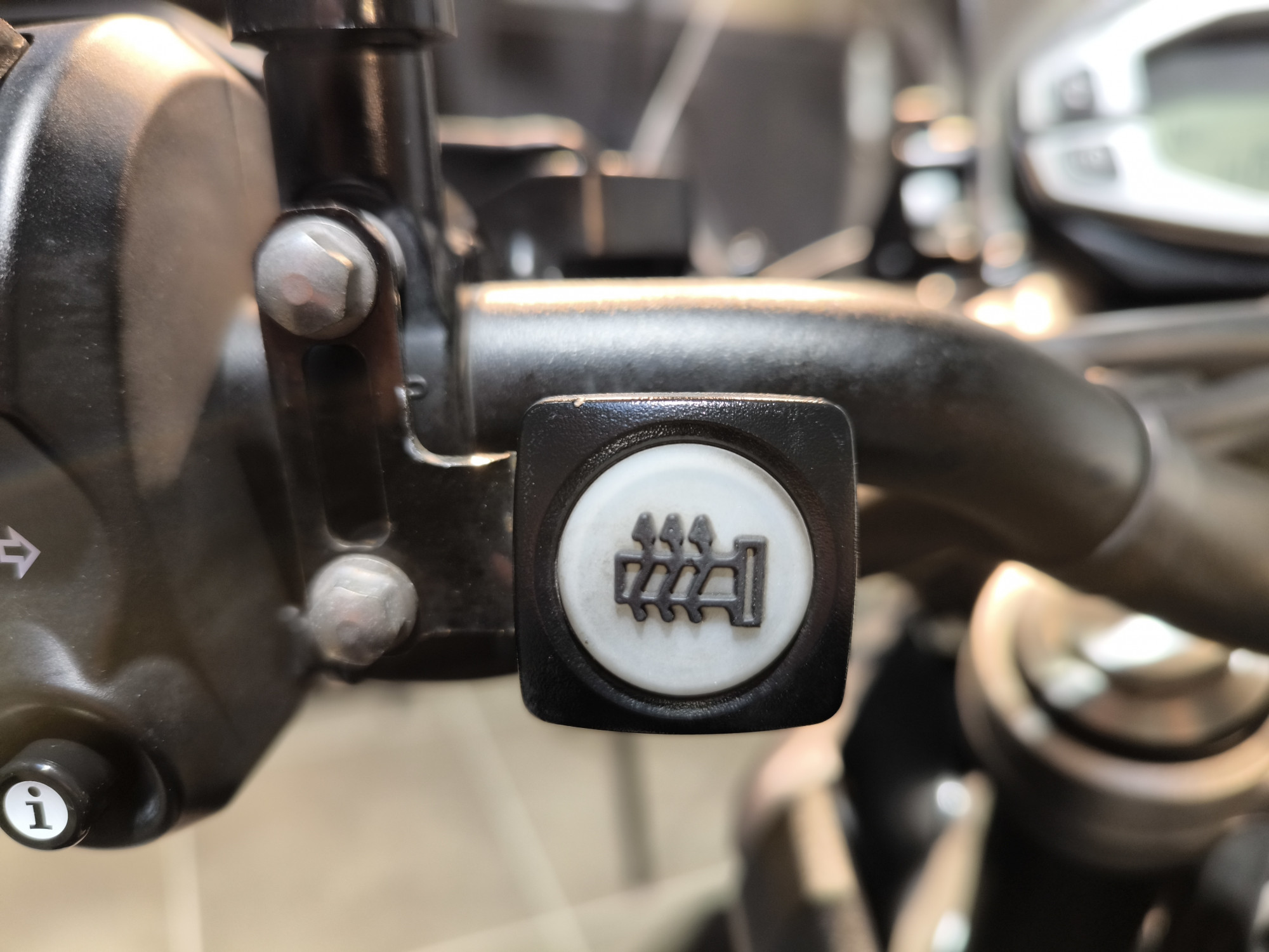 TRIUMPH TIGER 800 XRX – Image 6