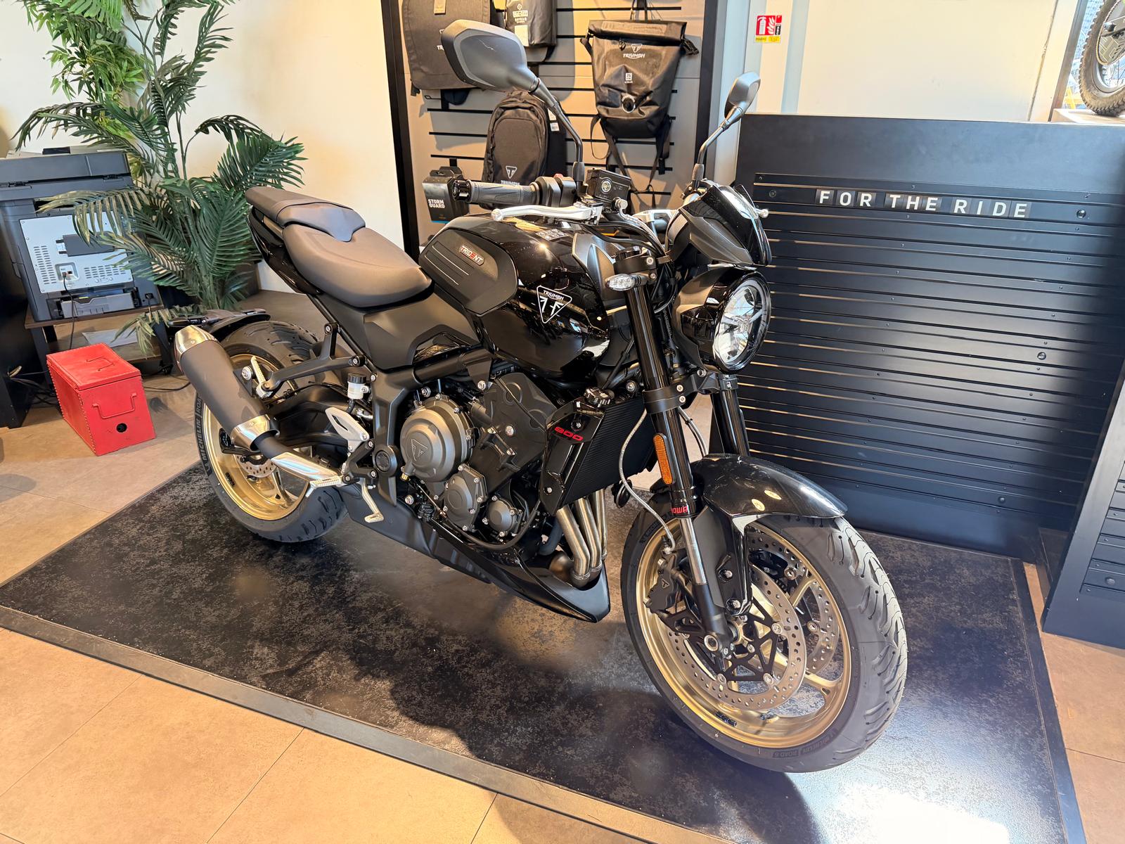 TRIUMPH TRIDENT 800