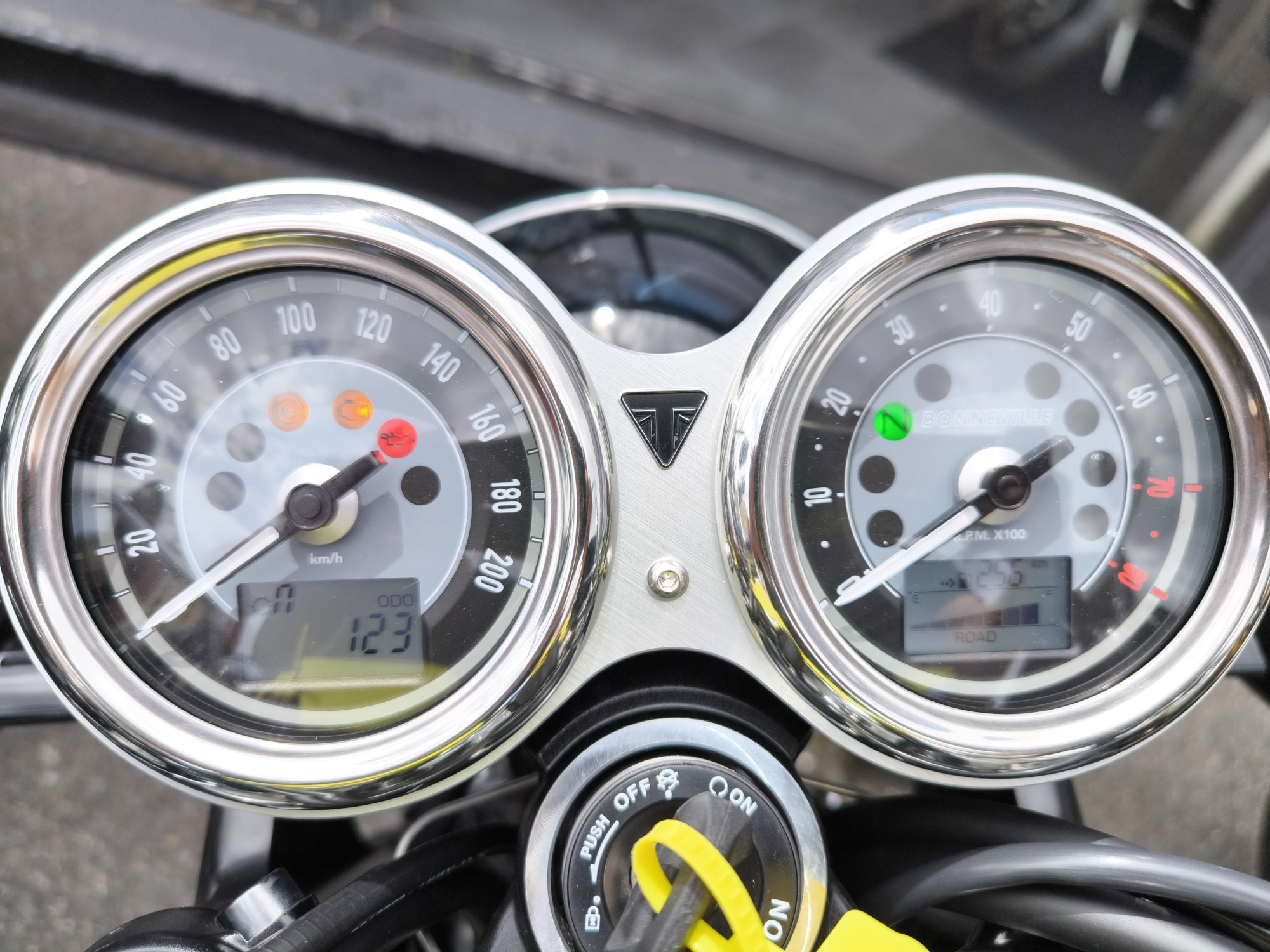 TRIUMPH BONNEVILLE T100 ICON EDITION A2 (DEBRIDAGE POSSIBLE) – Image 5