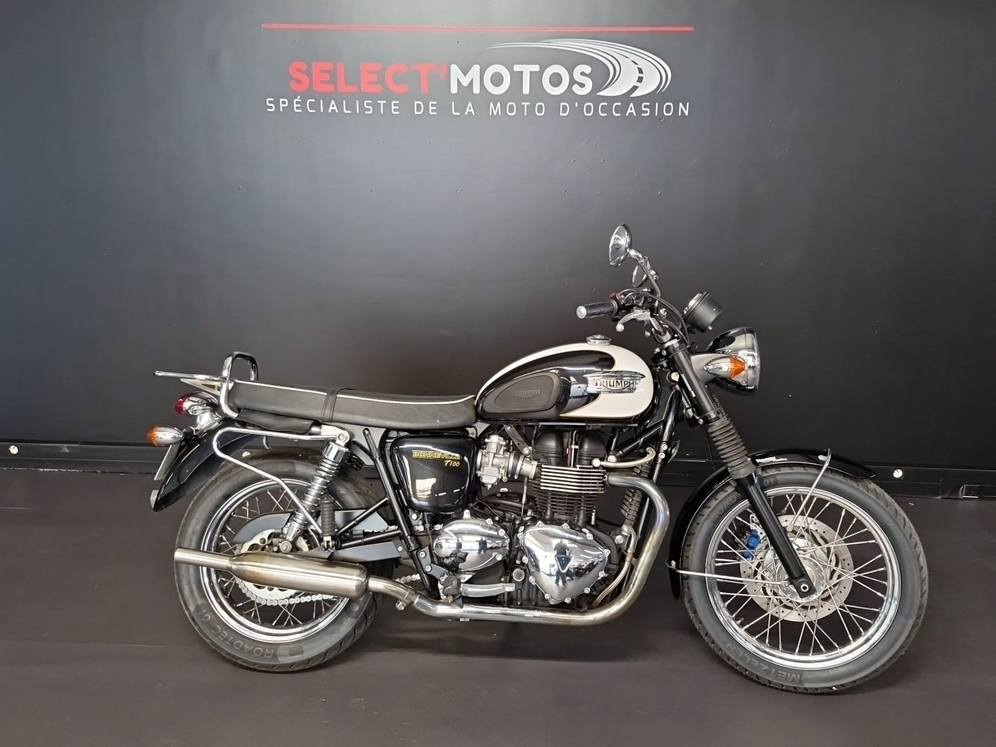 TRIUMPH BONNEVILLE T100