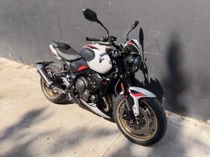 TRIUMPH TRIDENT 800