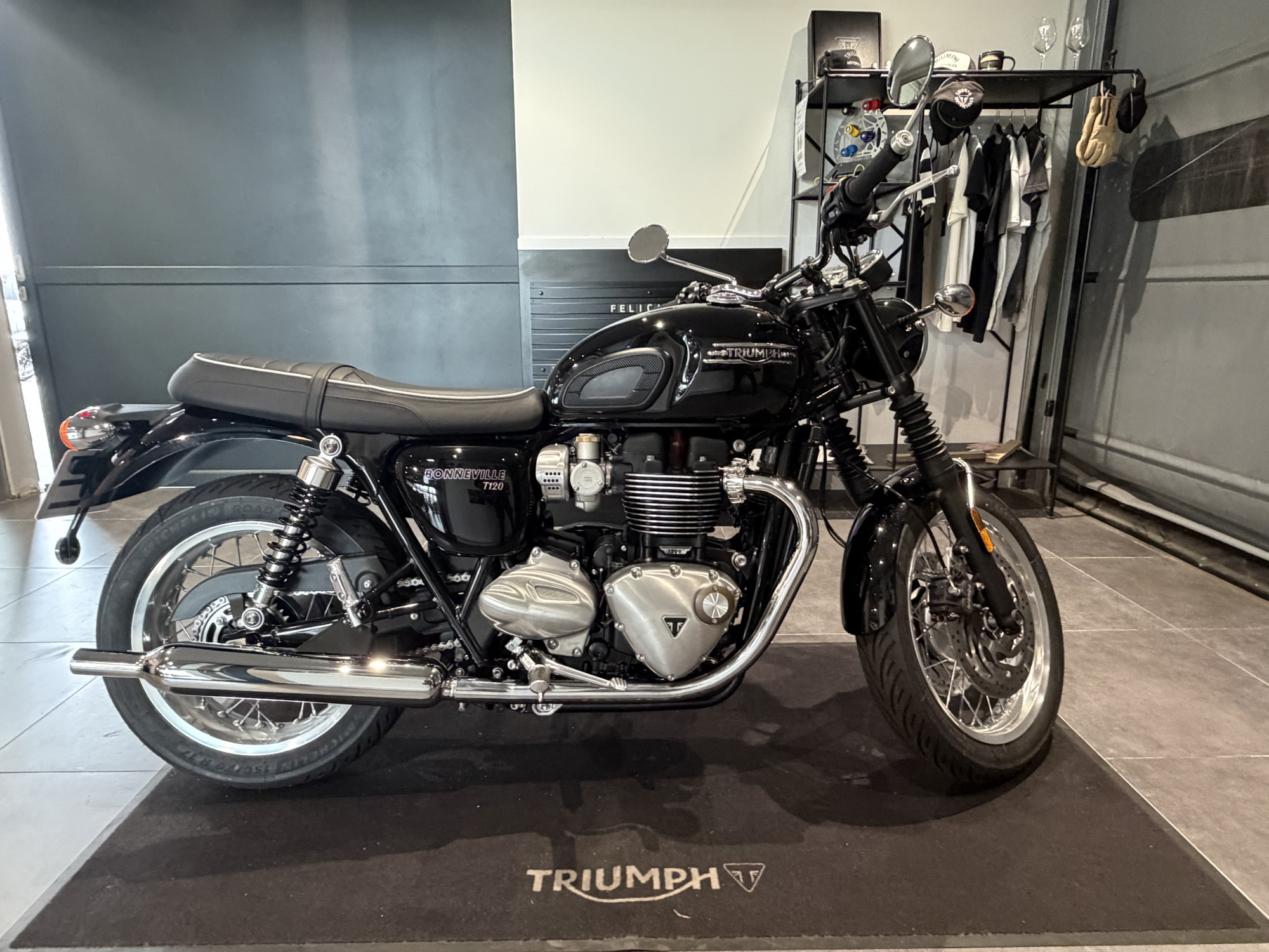 TRIUMPH BONNEVILLE T120