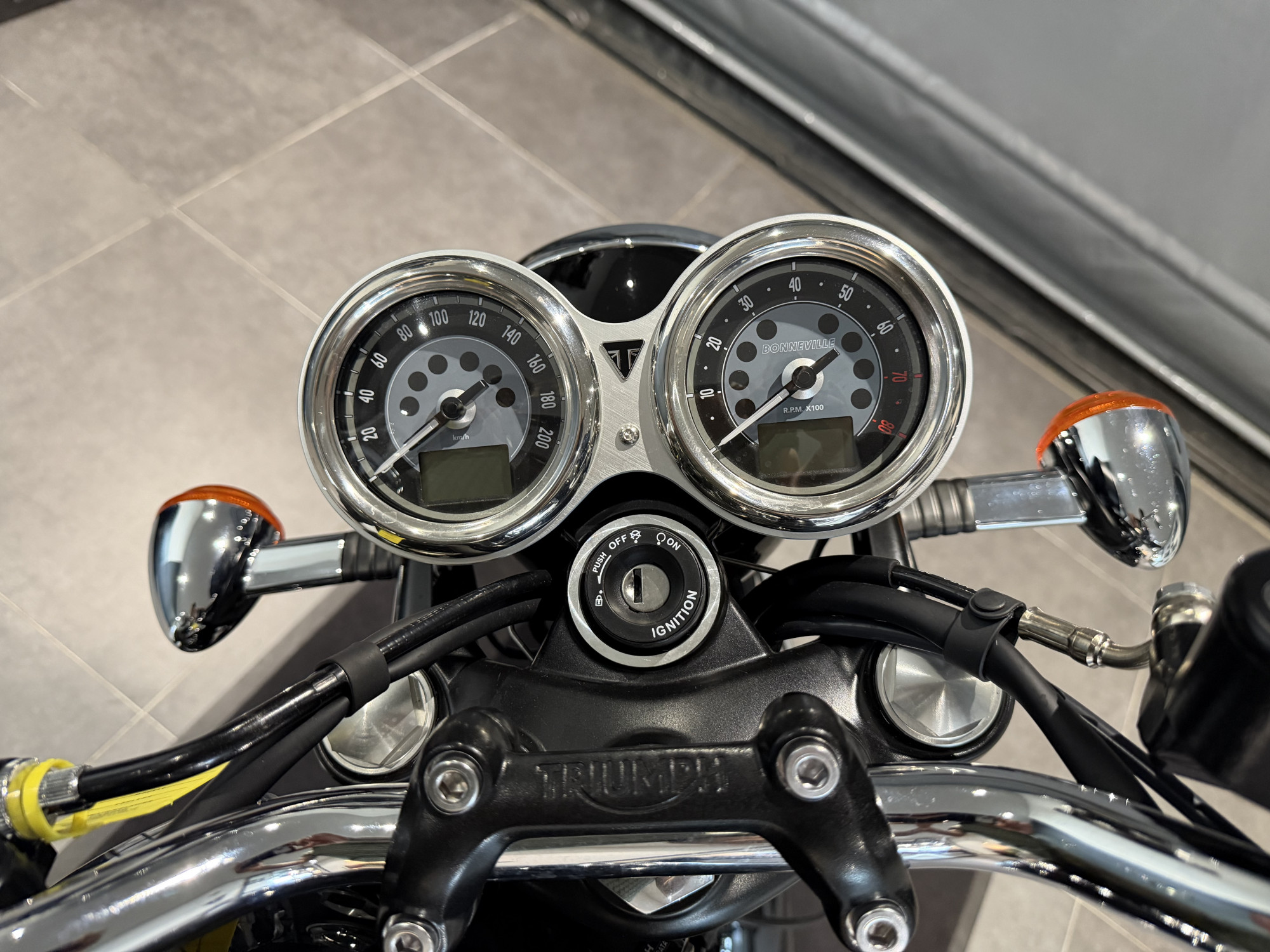 TRIUMPH BONNEVILLE T120 – Image 8