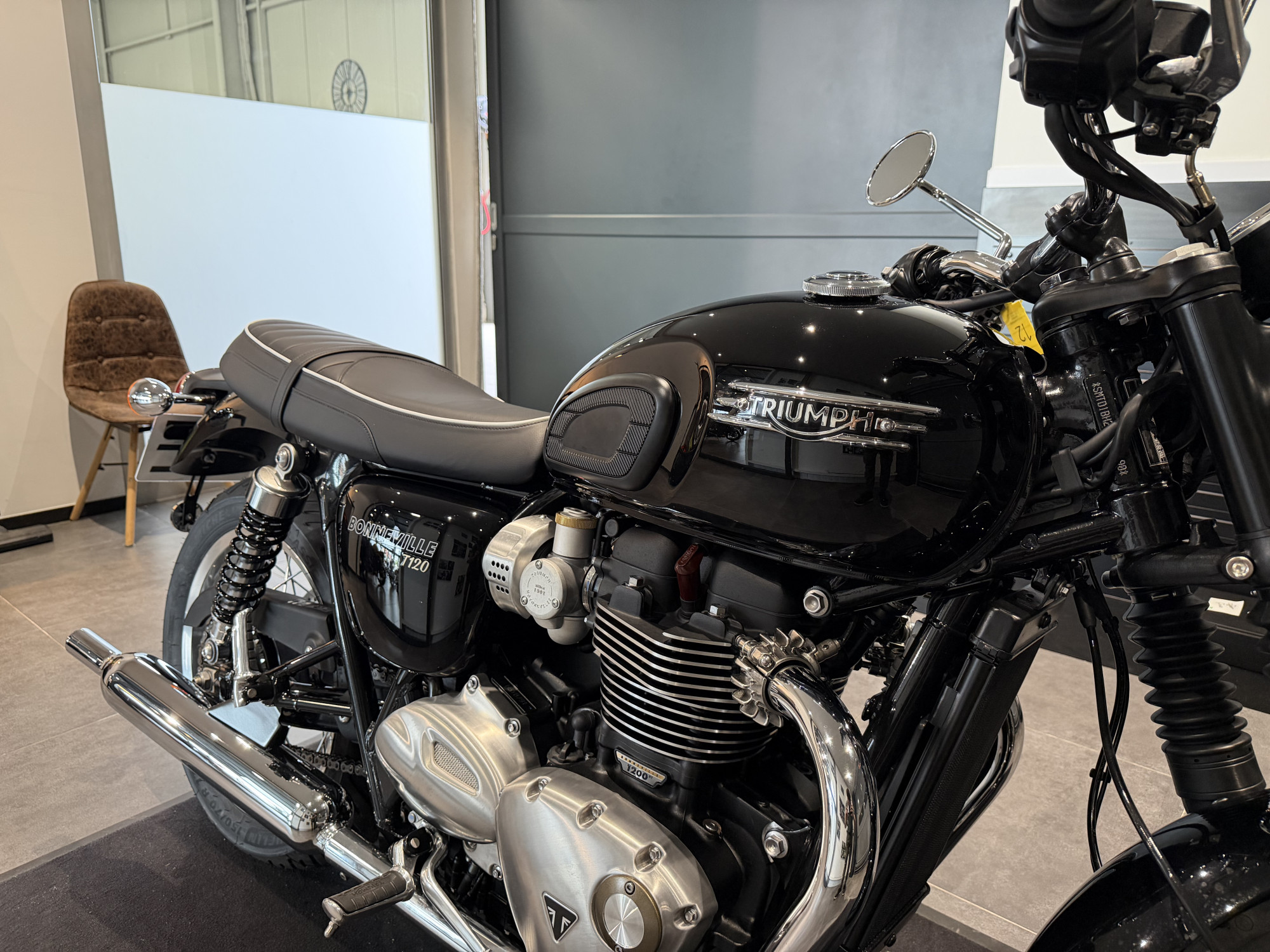 TRIUMPH BONNEVILLE T120 – Image 9