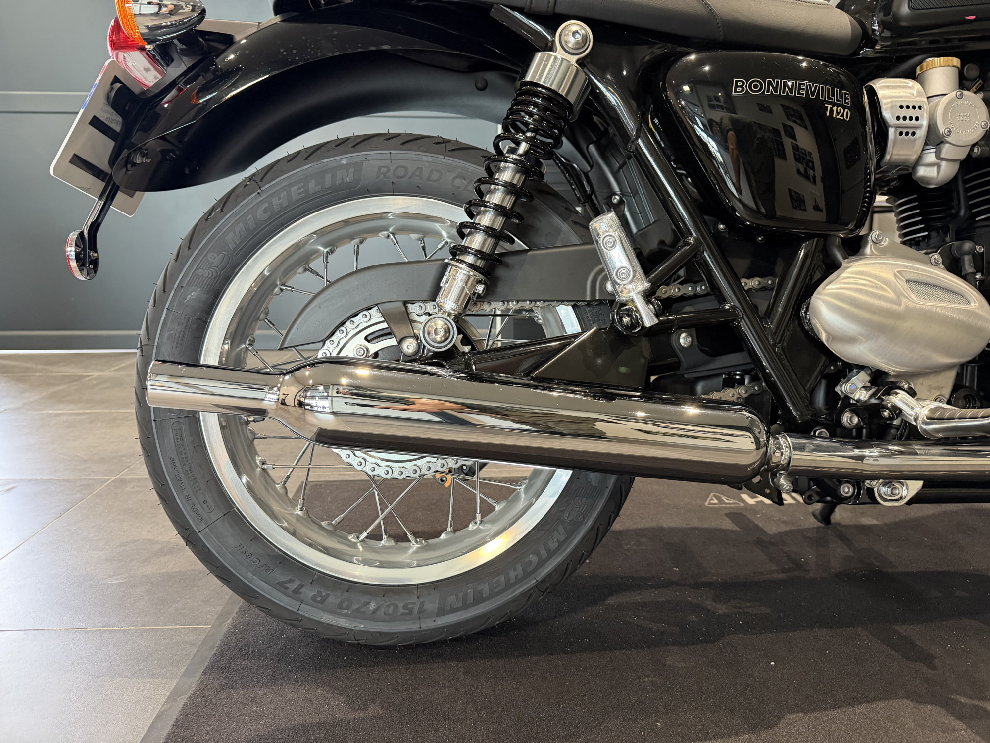 TRIUMPH BONNEVILLE T120 – Image 10