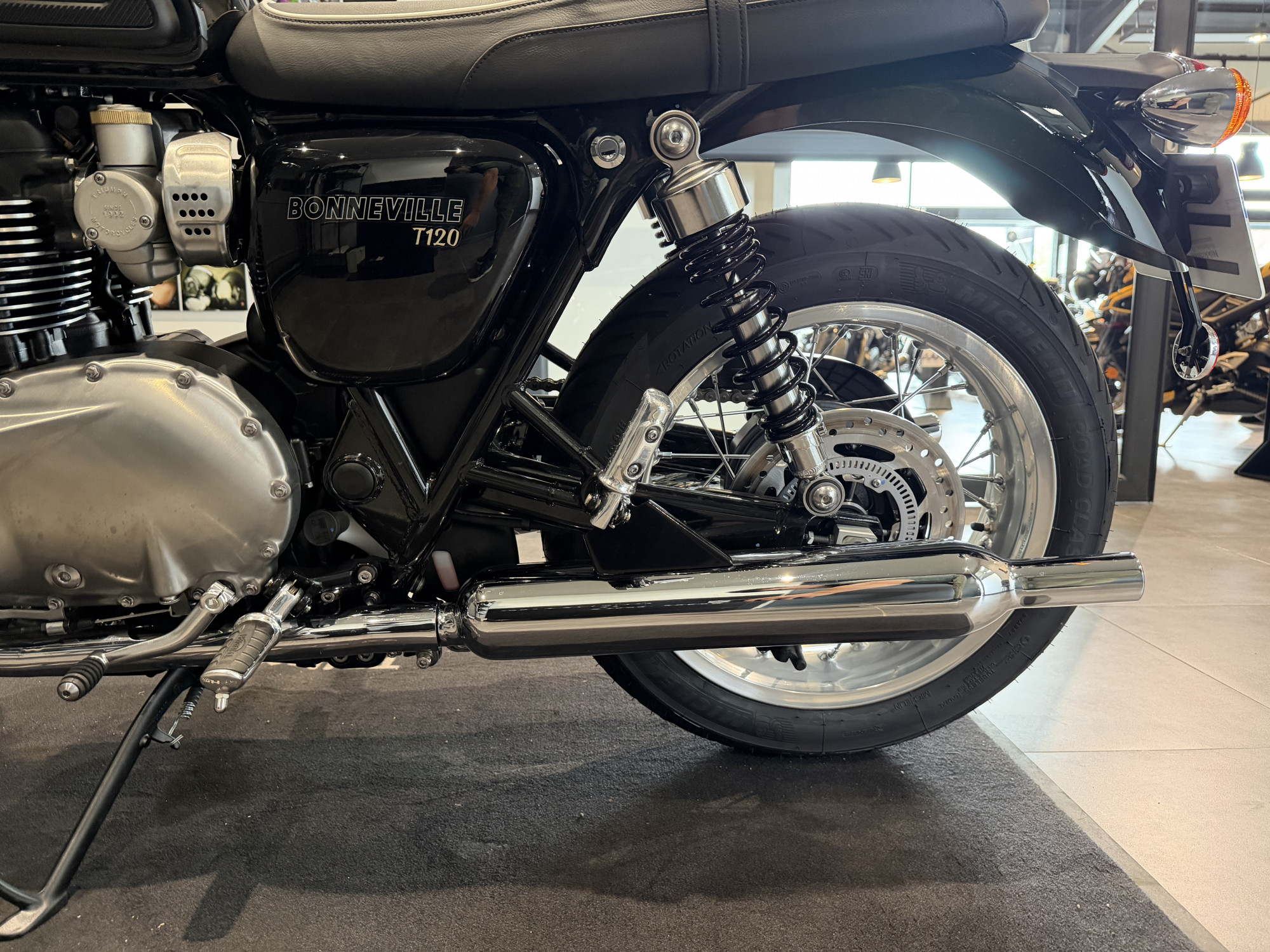 TRIUMPH BONNEVILLE T120 – Image 11