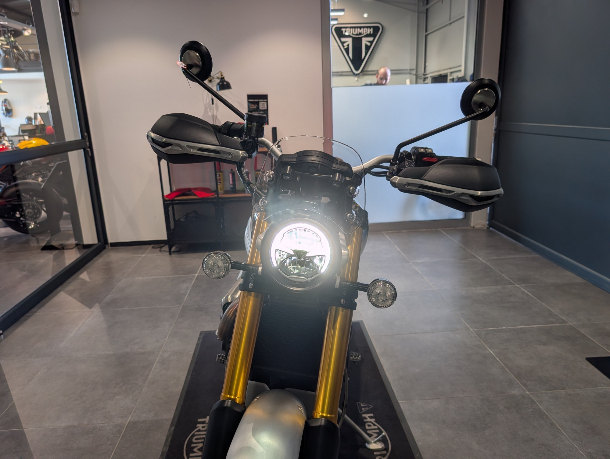 TRIUMPH SCRAMBLER 1200 XE CHROME EDITION – Image 10