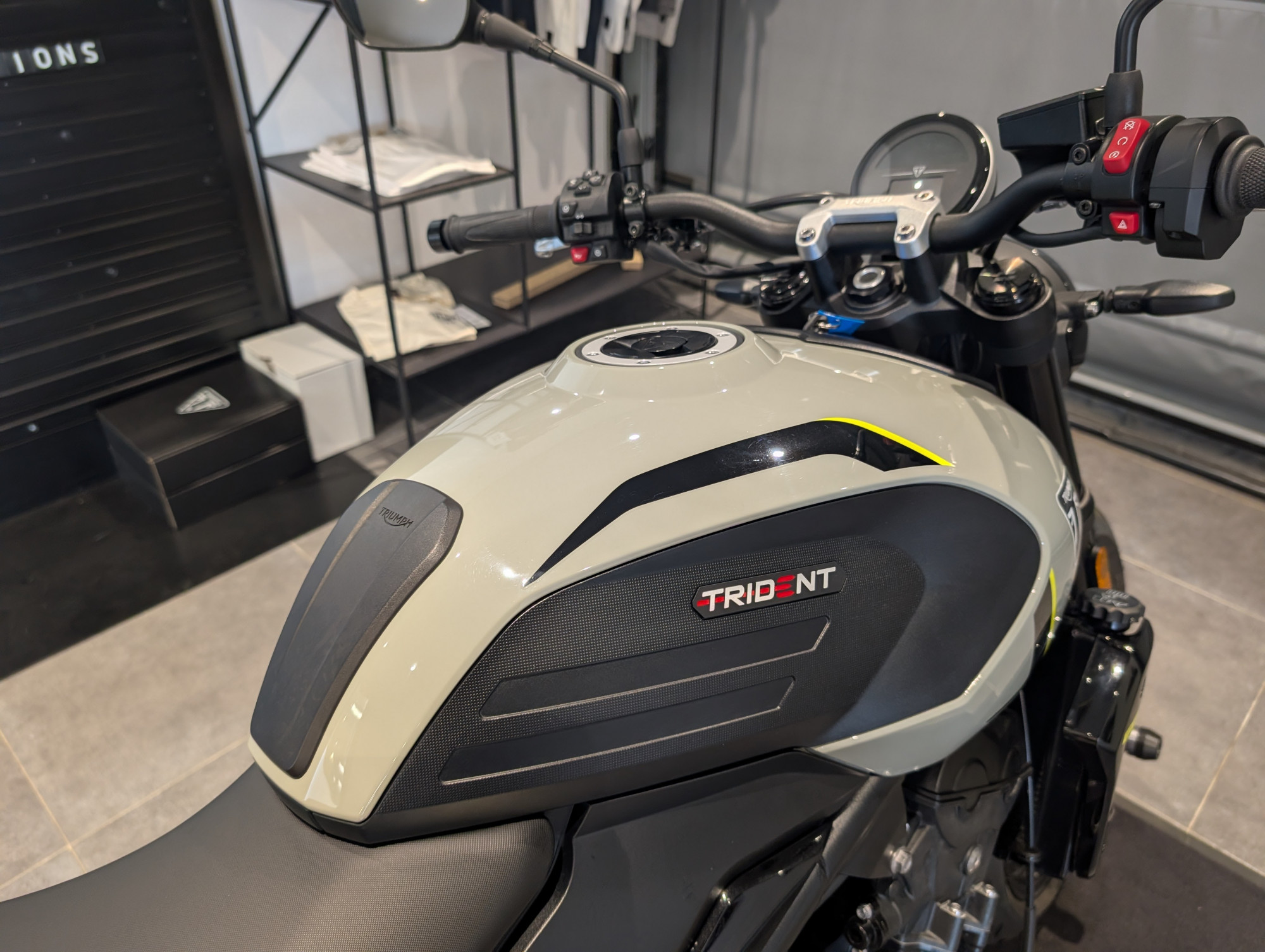 TRIUMPH TRIDENT 660 – Image 9